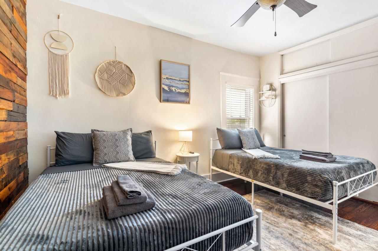 Four Different Options At One Great Location-- 1 - Spacious 3 Bed 2 Bath House Or 2- 2Nd Floor 2 Bed 1 Bath Guesthouse Or 3- 1St Floor Studio Or 3- A Tiny Home Rv 坦帕 外观 照片