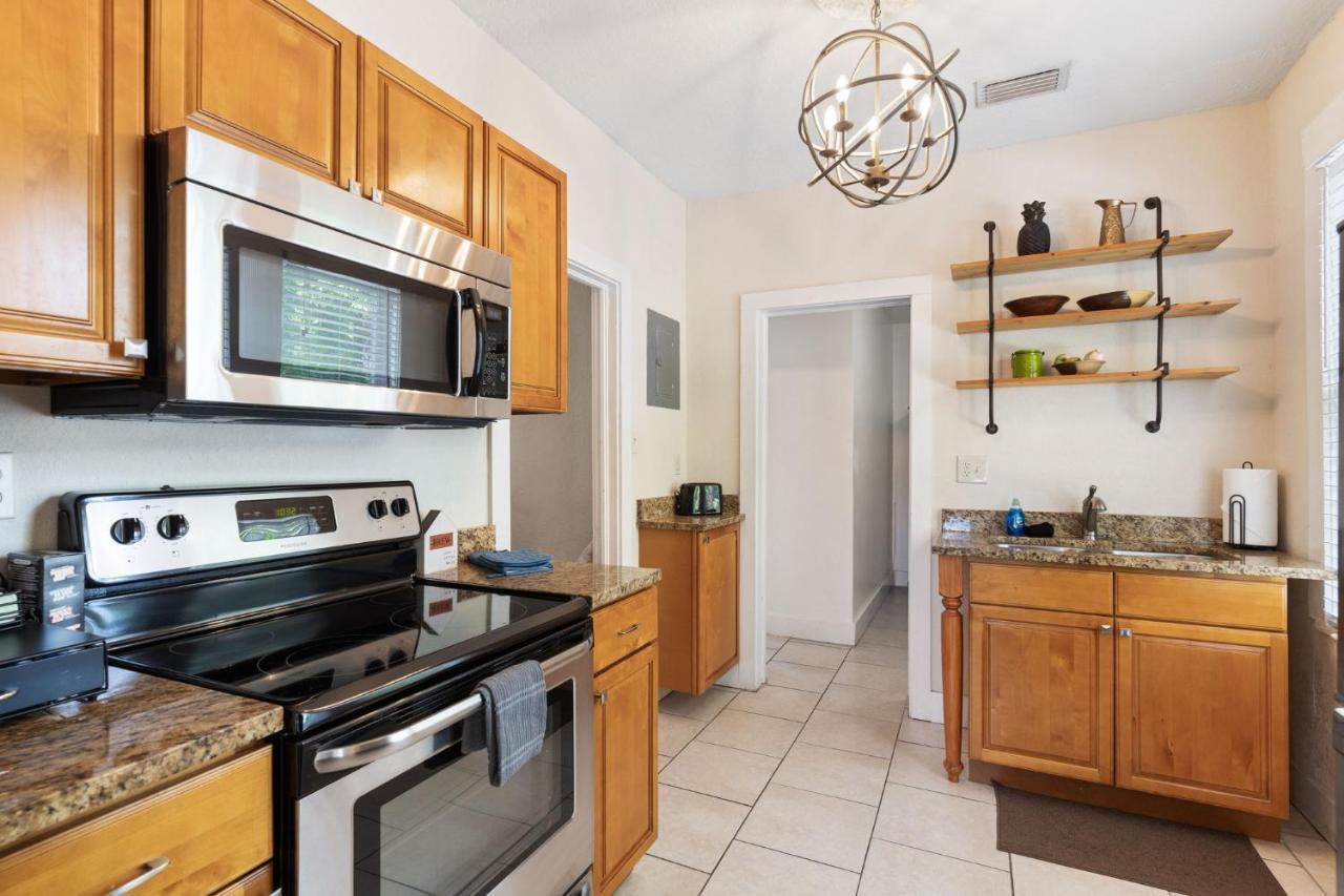 Four Different Options At One Great Location-- 1 - Spacious 3 Bed 2 Bath House Or 2- 2Nd Floor 2 Bed 1 Bath Guesthouse Or 3- 1St Floor Studio Or 3- A Tiny Home Rv 坦帕 外观 照片