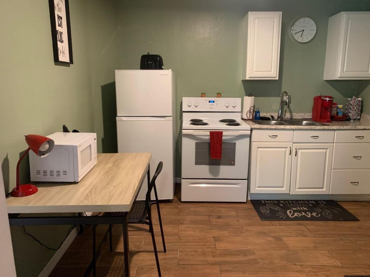Four Different Options At One Great Location-- 1 - Spacious 3 Bed 2 Bath House Or 2- 2Nd Floor 2 Bed 1 Bath Guesthouse Or 3- 1St Floor Studio Or 3- A Tiny Home Rv 坦帕 外观 照片