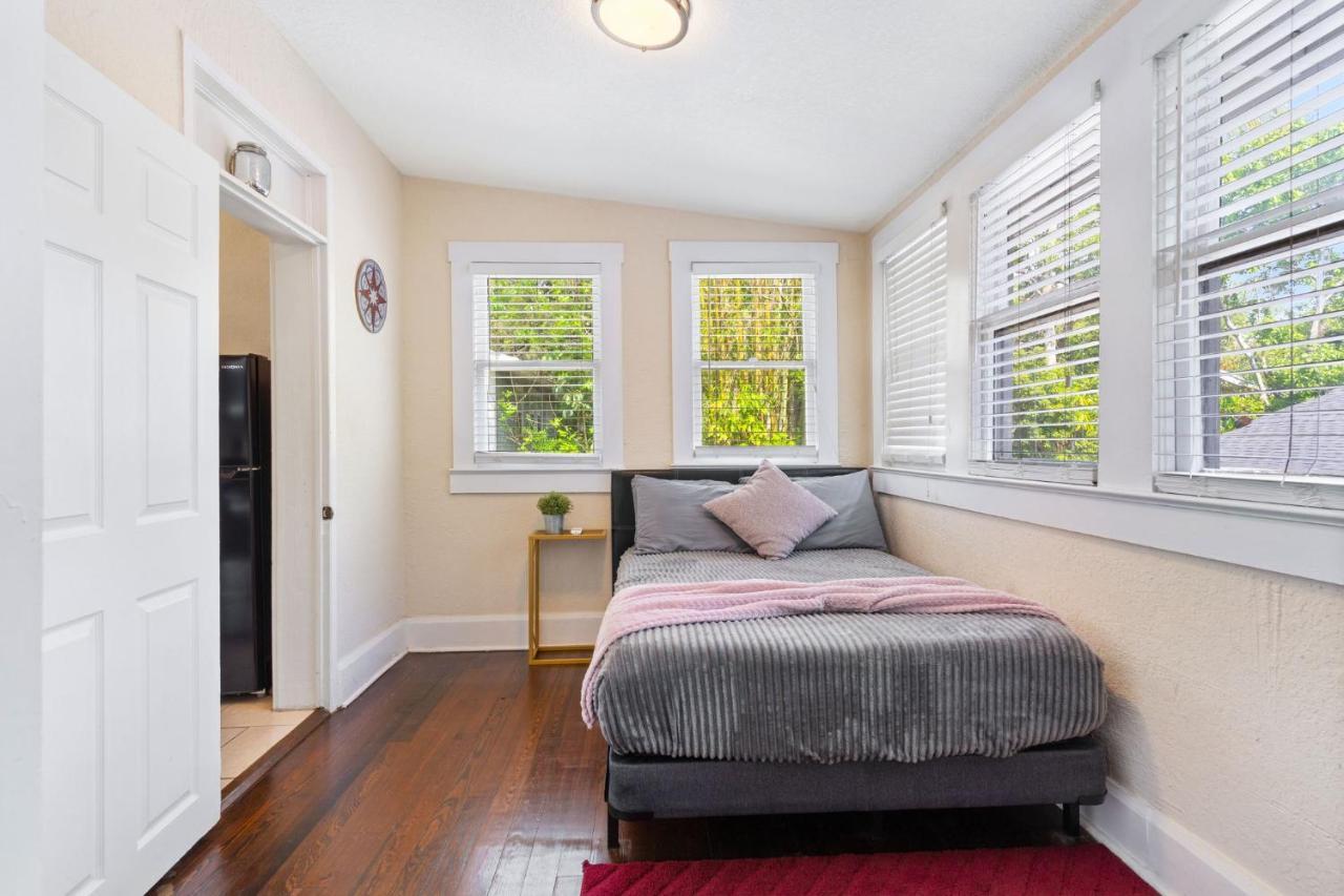 Four Different Options At One Great Location-- 1 - Spacious 3 Bed 2 Bath House Or 2- 2Nd Floor 2 Bed 1 Bath Guesthouse Or 3- 1St Floor Studio Or 3- A Tiny Home Rv 坦帕 外观 照片