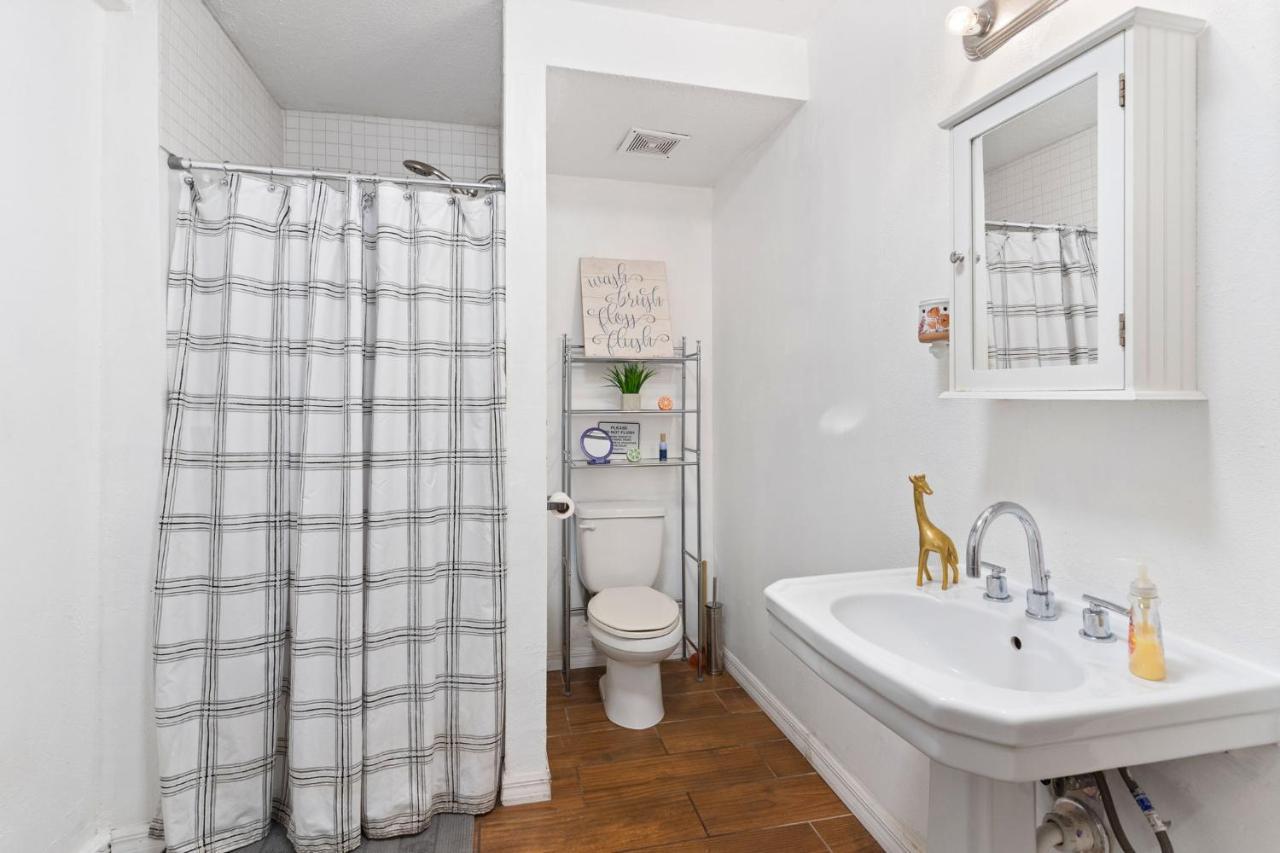 Four Different Options At One Great Location-- 1 - Spacious 3 Bed 2 Bath House Or 2- 2Nd Floor 2 Bed 1 Bath Guesthouse Or 3- 1St Floor Studio Or 3- A Tiny Home Rv 坦帕 外观 照片