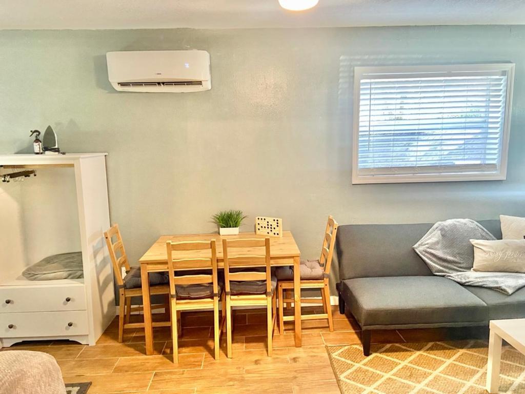 Four Different Options At One Great Location-- 1 - Spacious 3 Bed 2 Bath House Or 2- 2Nd Floor 2 Bed 1 Bath Guesthouse Or 3- 1St Floor Studio Or 3- A Tiny Home Rv 坦帕 外观 照片