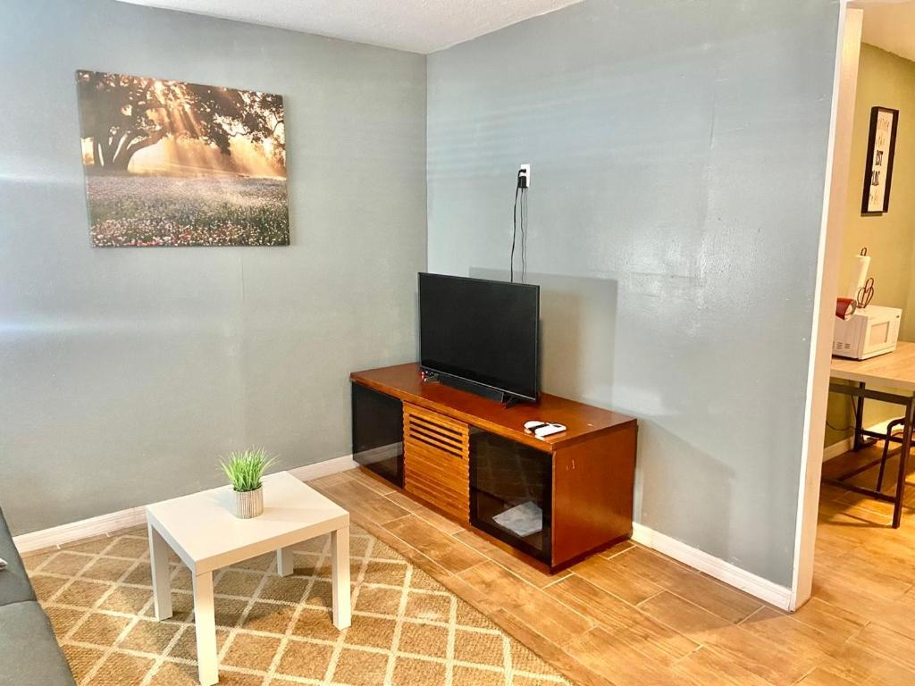 Four Different Options At One Great Location-- 1 - Spacious 3 Bed 2 Bath House Or 2- 2Nd Floor 2 Bed 1 Bath Guesthouse Or 3- 1St Floor Studio Or 3- A Tiny Home Rv 坦帕 外观 照片