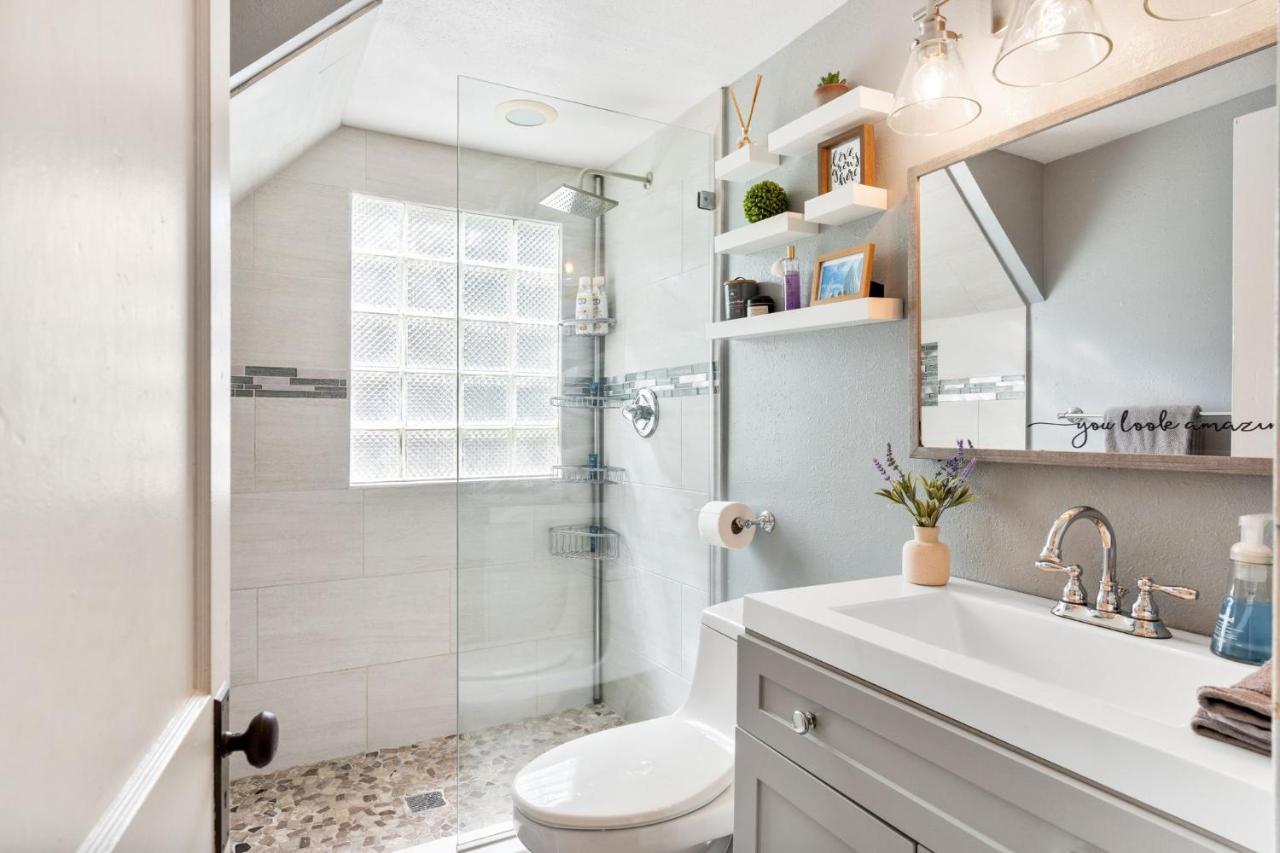 Four Different Options At One Great Location-- 1 - Spacious 3 Bed 2 Bath House Or 2- 2Nd Floor 2 Bed 1 Bath Guesthouse Or 3- 1St Floor Studio Or 3- A Tiny Home Rv 坦帕 外观 照片