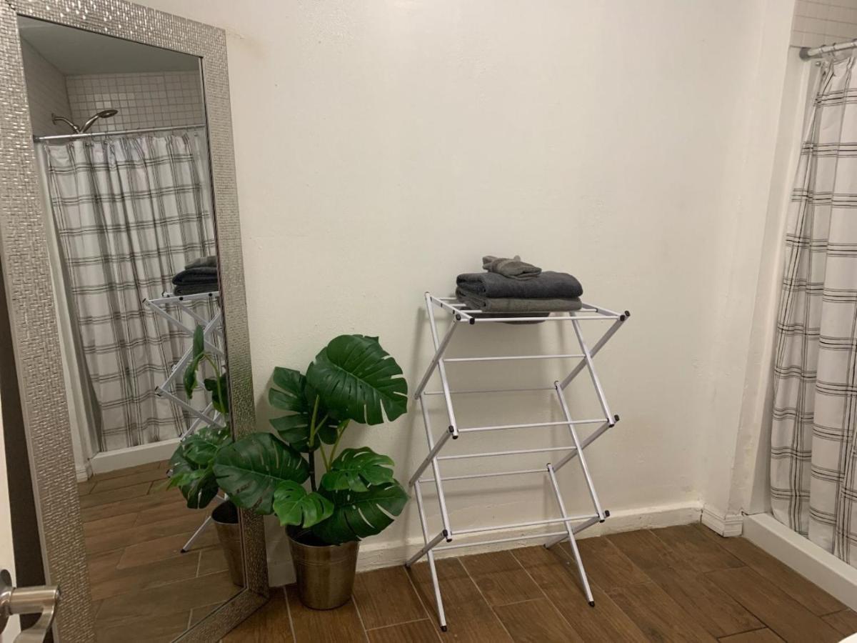 Four Different Options At One Great Location-- 1 - Spacious 3 Bed 2 Bath House Or 2- 2Nd Floor 2 Bed 1 Bath Guesthouse Or 3- 1St Floor Studio Or 3- A Tiny Home Rv 坦帕 外观 照片